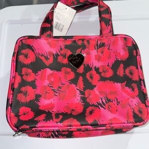 🌷NWT Betsey Johnson cosmetic case with handles